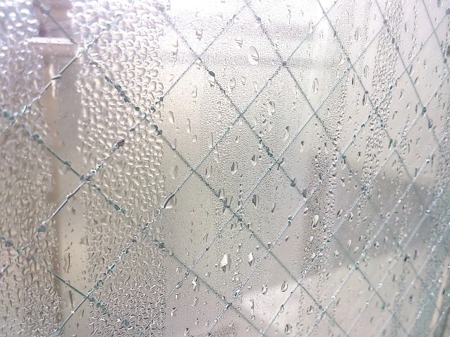 梅雨時。窓枠のカビにご注意！！