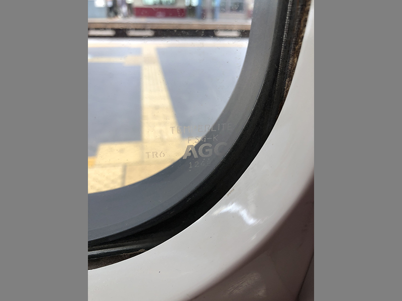 電車の窓ガラスは、端っこを見るべし！