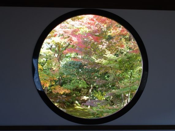 【窓の種類：円窓】見える景色は絵画のよう。