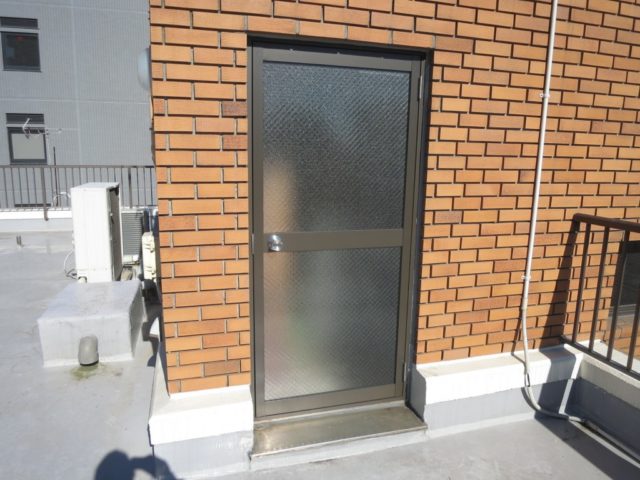 事例紹介に「閉まらなくなった屋上ドアを交換！（横浜市鶴見区）」を追加しました。