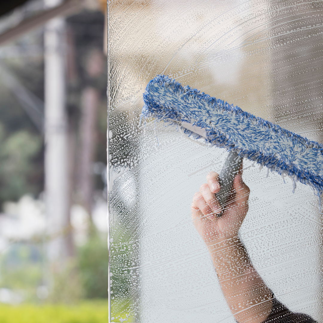 汚れた窓に！誰でも簡単にキレイにできる窓掃除の方法を紹介