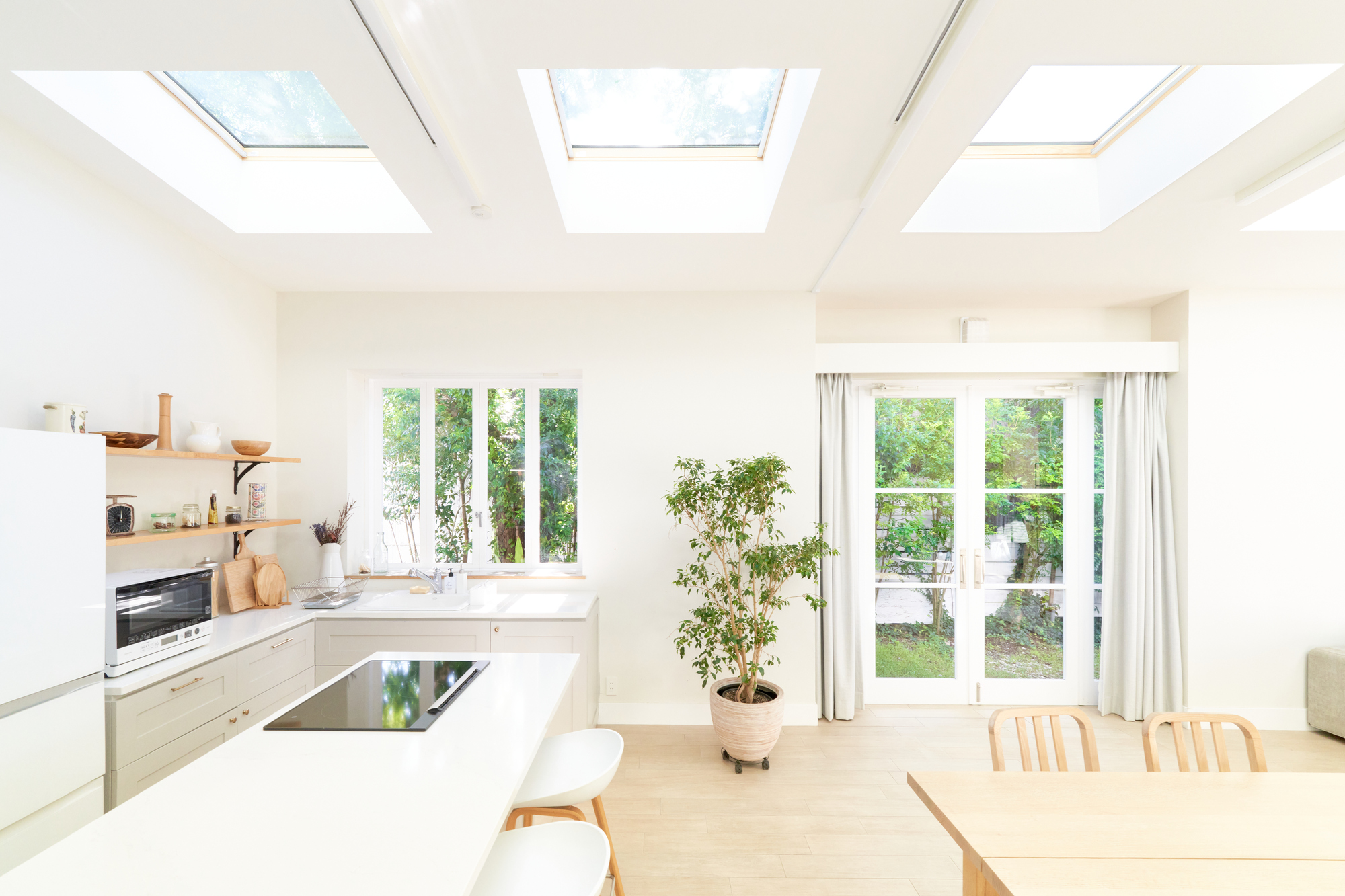 家の屋根・天井には天窓を設置して採光性や通風性をアップ！