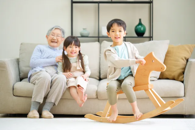 高齢者と子供のイメージ画像